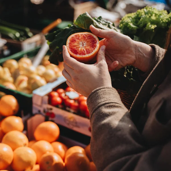 scelta di frutta e verdura di stagione al supermercato